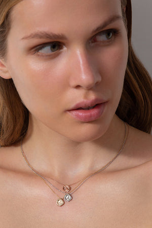 Sello Neha – oro 14K blanco